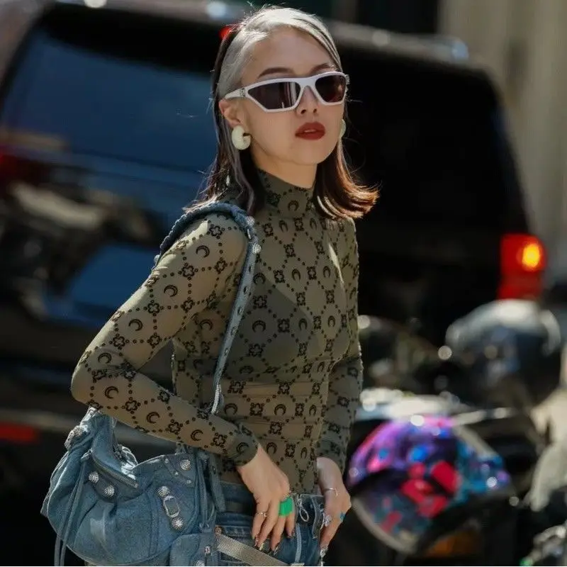 ​ ​ 伸縮性のあるメッシュトップ 2025、レディース ムーンフロッキングプリント 長袖、快適なシアーレースシャツ、多用途な重ね着ベース ​ ​