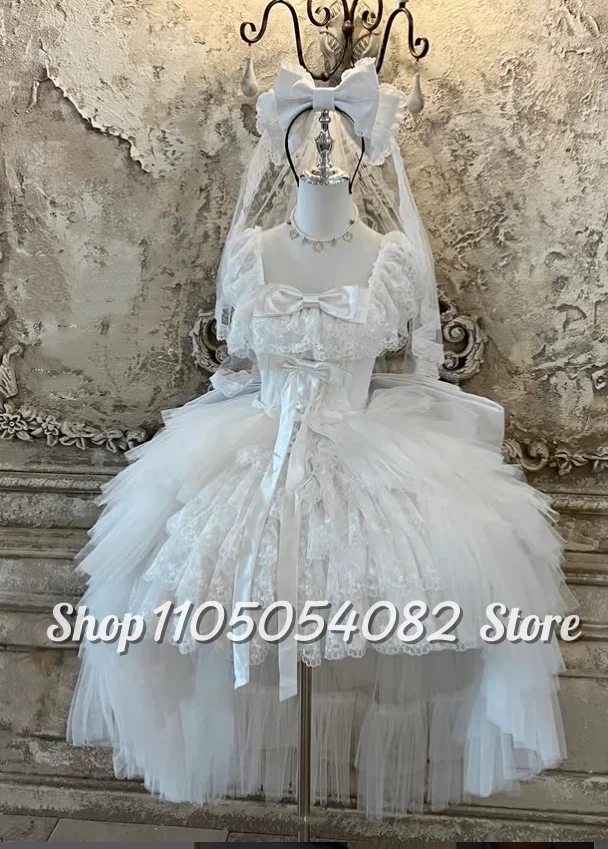 Suknie ślubne w kształcie łabędzia, szyte na miarę, z kwadratowym dekoltem, krótkim rękawem, koronkowymi falbanami, krótkim plisowanym, bufiastym dołem.