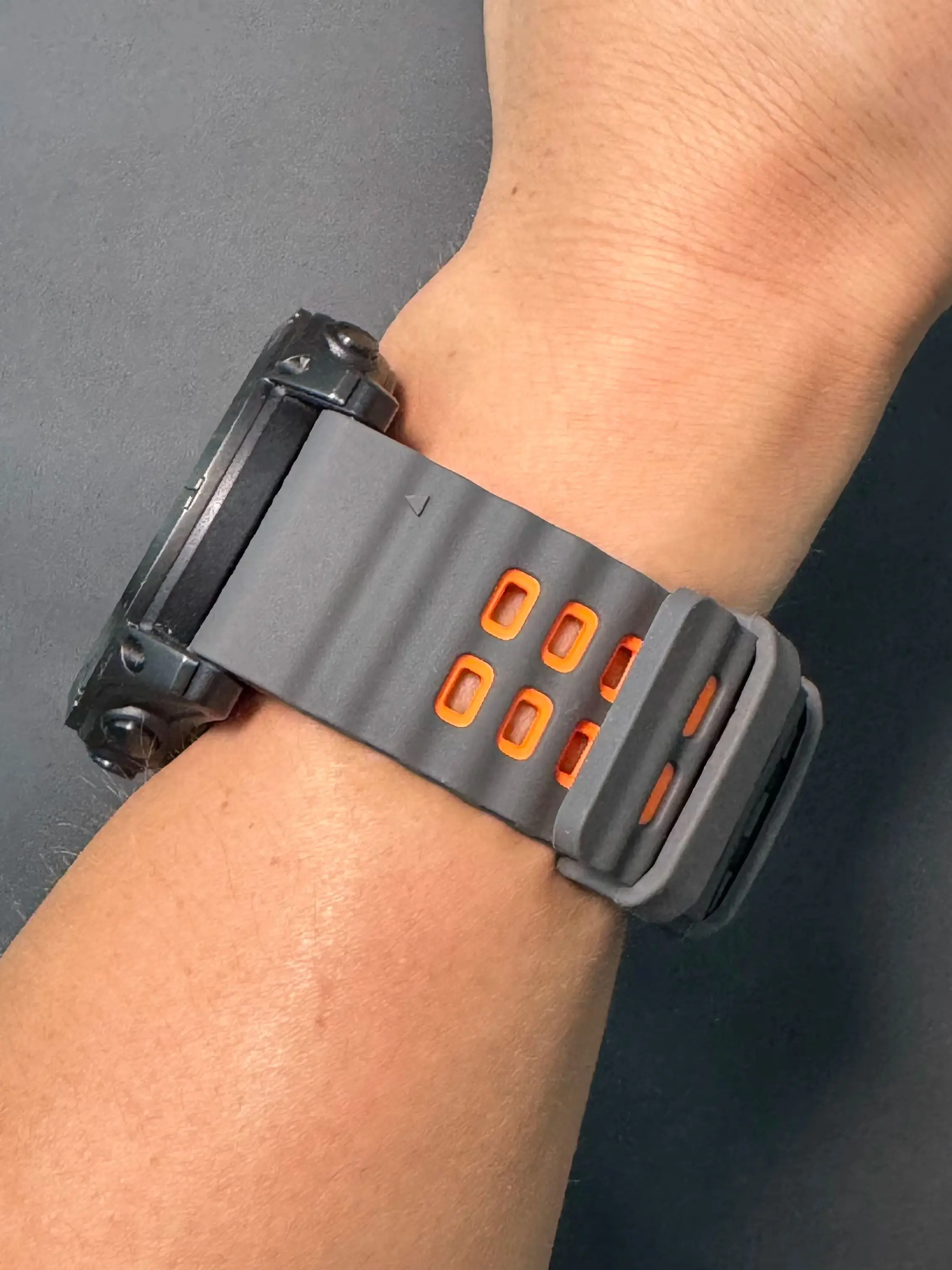 Dwukolorowy, szybkozłączalny silikonowy pasek do zegarka z klamrą 316SS do Garmin Fenix 5‑8, Tactix, Epix Pro, Instinct — 2