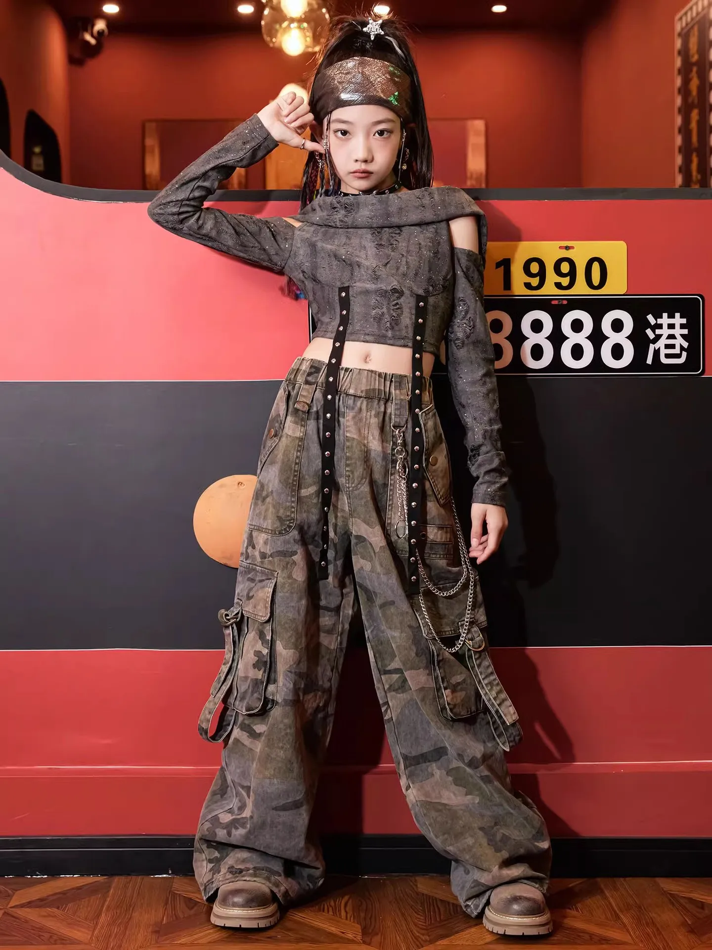 ชุดเต้นแจ๊สสไตล์เรโทรสำหรับเด็กผู้หญิง เสื้อคลุมมีฮู้ด กางเกงคาร์โก้ลายพราง ชุดแสดงฮิปฮอปสมัยใหม่ ชุดแสดงบนเวที