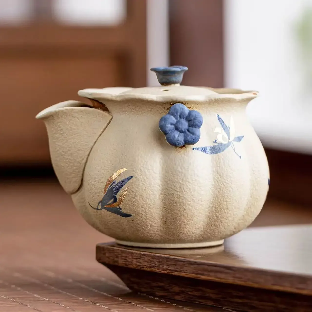 150ML Blue and White Flint Red Flower Mouth Hand Grab Pot Gold Painted Butterfly Orchid TeaPot Anti-scalding Hand Kung Fu TeaSet