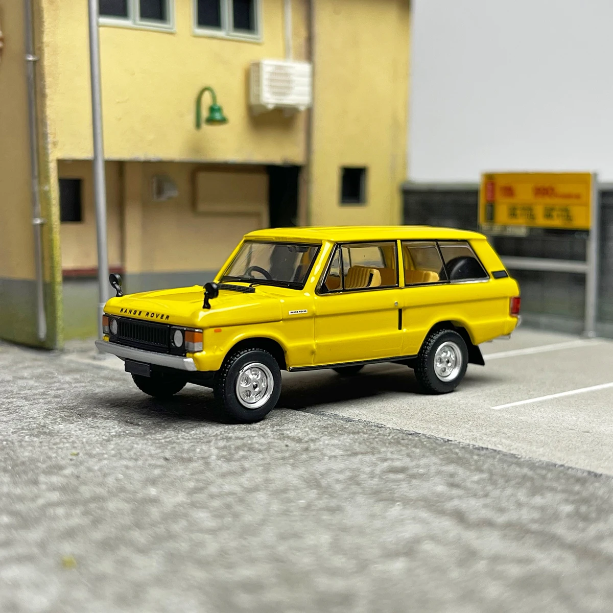 

Diecast INNO 1:64 Scale Range Rover First Generation Yellow Land Rover Simulation Alloy Car Model Collectible Toy Gift Display