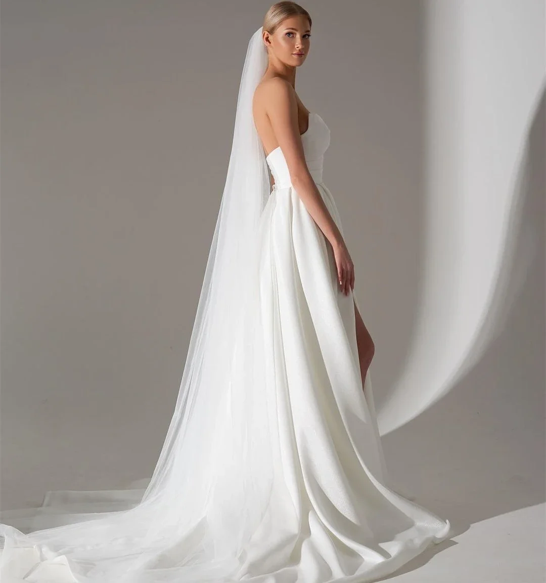 Abito da sposa semplice in raso con scollo a cuore personalizzato Spacco laterale A-Line Lunghezza pavimento Robe De Mariee Abito senza maniche con strascico bianco