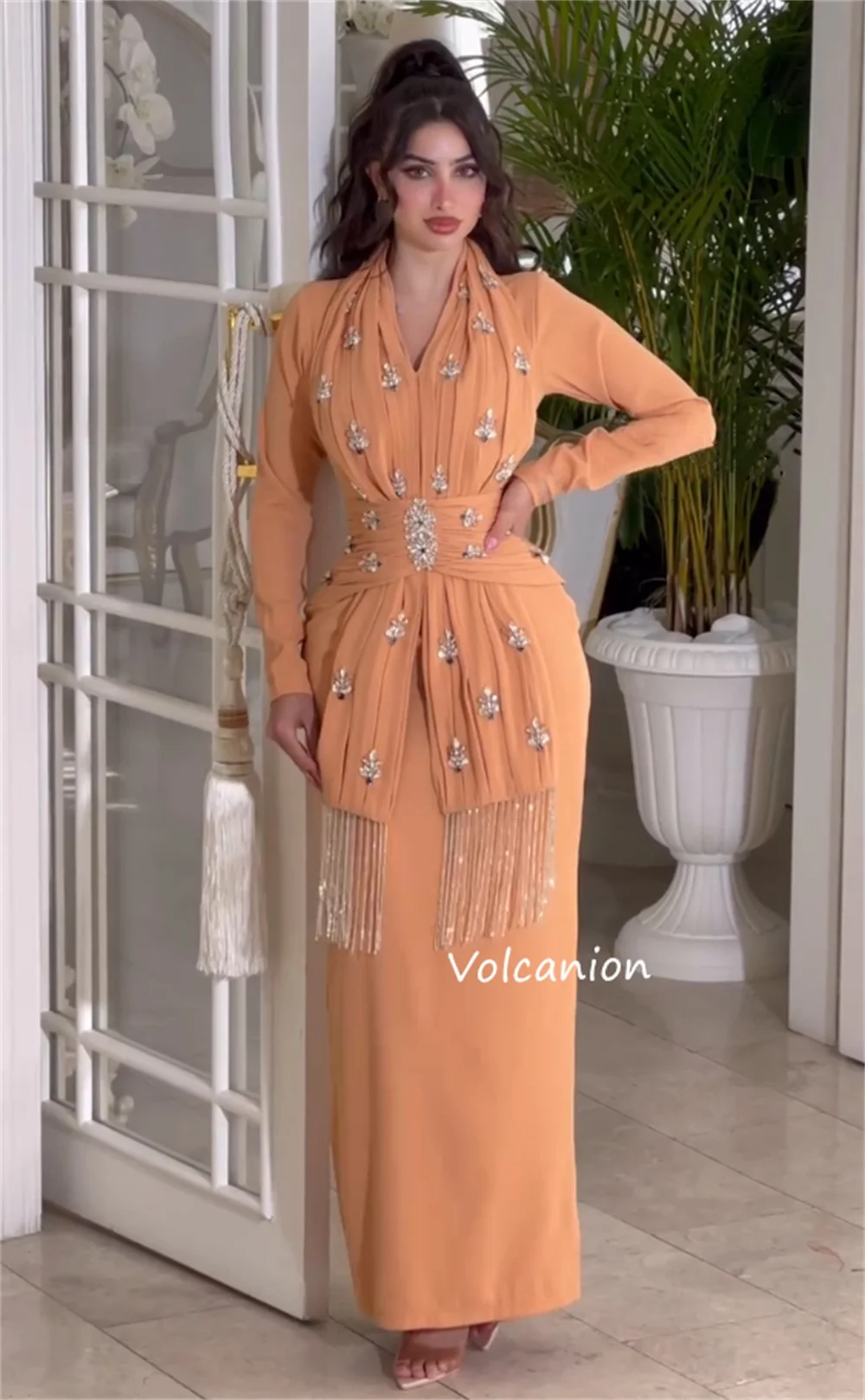 Abiti midi dritti con scollo a V e nappe con paillettes pieghettate in chiffon personalizzati Occasioni su misura Serata formale classica ed elegante