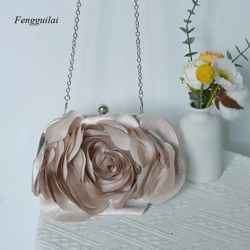 Nordic Ins White Flower Romantic Wedding Dress Bridesmaid Carrying Bag with Elegant Rose Flowers for A Dinner Party Wedding.