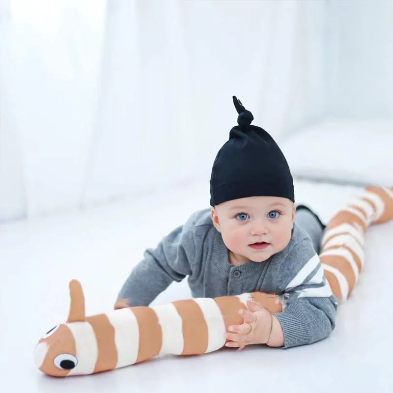 2025 Ins محبوك كاتربيلر وسادة طويلة بار الطفل مهدئا وسادة نوم غرفة الأطفال السرير الجدار الديكور دمية