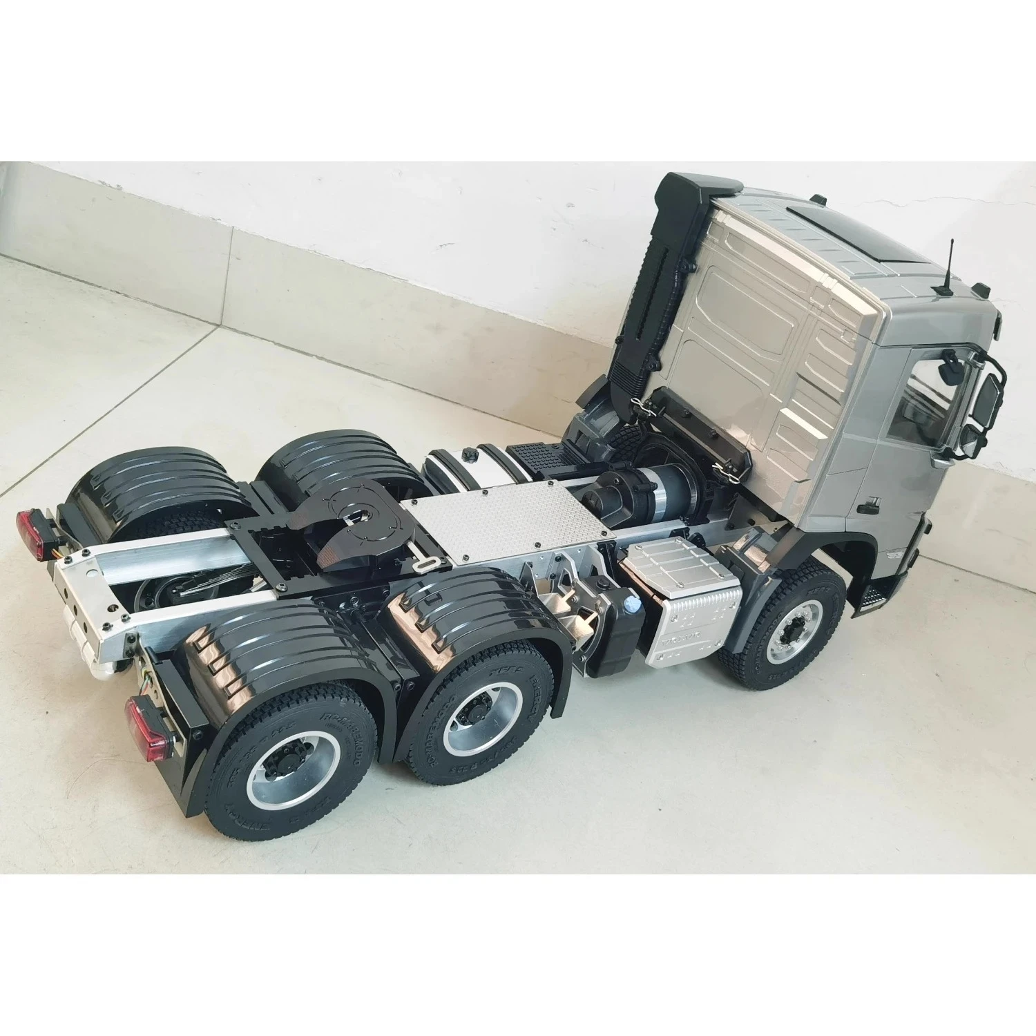 مزدوج E 6x4 RC مقطورة 1/14 E0130 RC جرار سبيكة محاكاة نموذج اللعب RTR مع لعبة سيارة التحكم عن بعد الهندسية الخفيفة