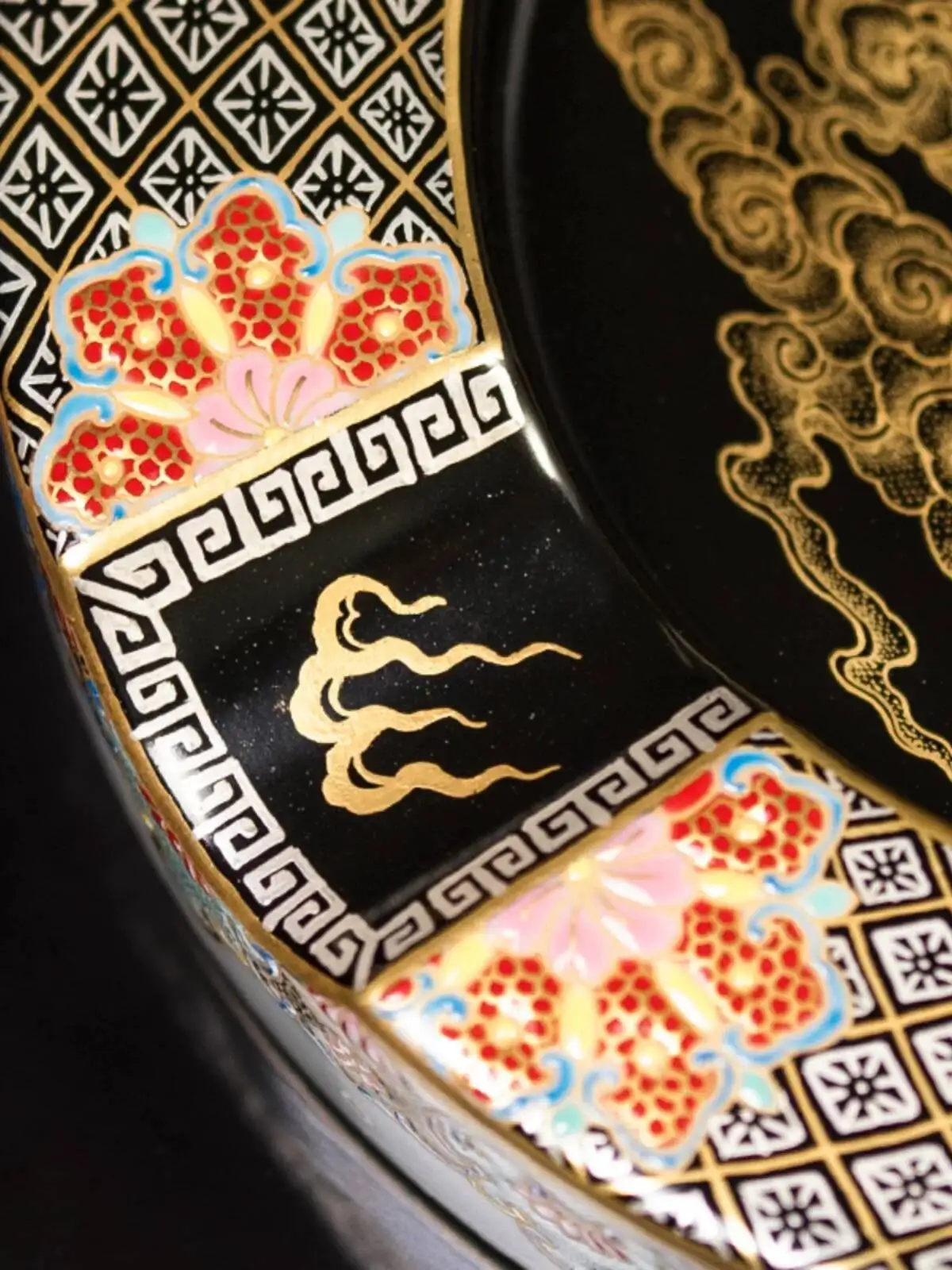 Jingdezhen High-End Enamel Colorful Gold-Plated Silver-Kirin Pattern Cigar Holder Ashtray Ornament