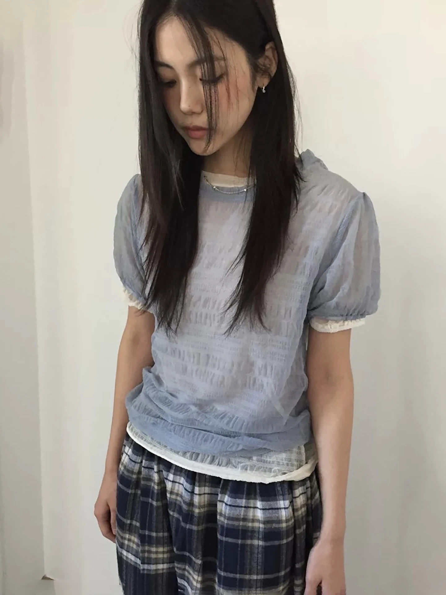 

Уникальная кружевная футболка с пышными рукавами, женский многослойный топ с коротким рукавом, текстура 3D-складок в стиле Донгдамун, повседневный, однотонный, прямого кроя.