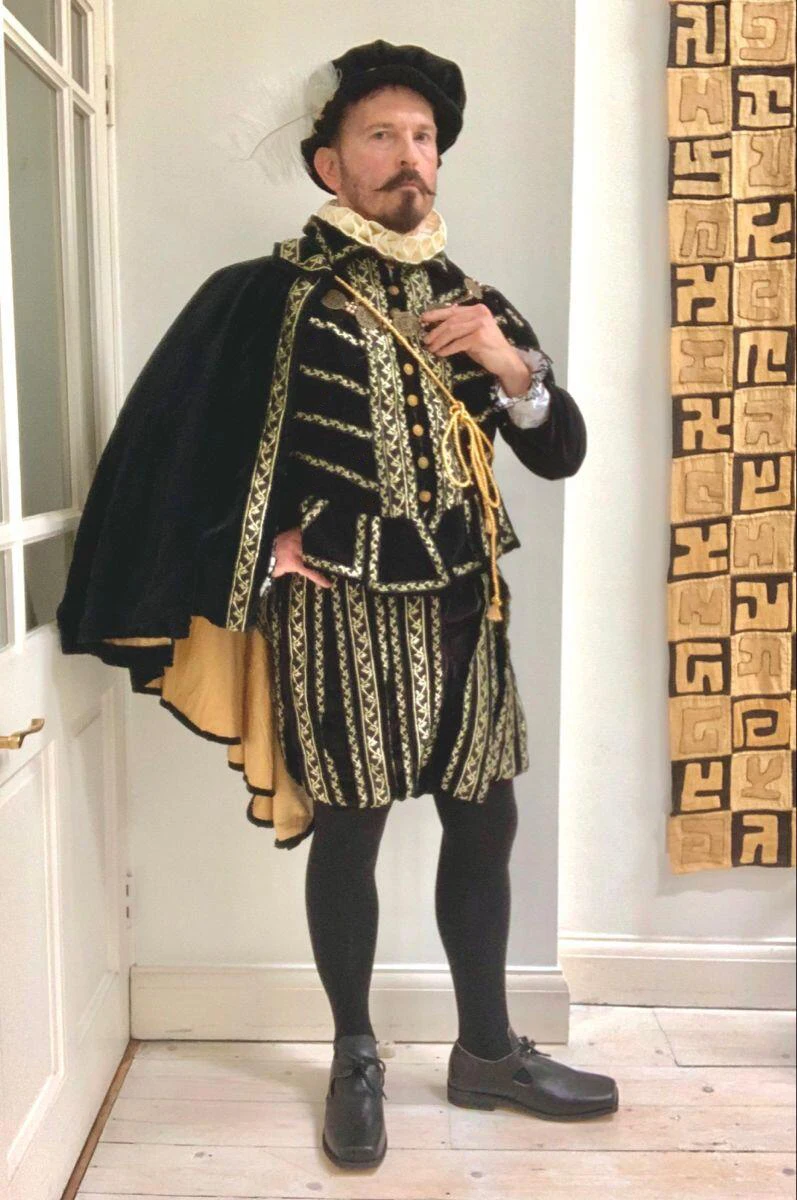 

Medieval Tudor Renaissance Men's King Black Velvet Suit Costume Historical Outfit With Hat Nobleman Elizabethan Uniform