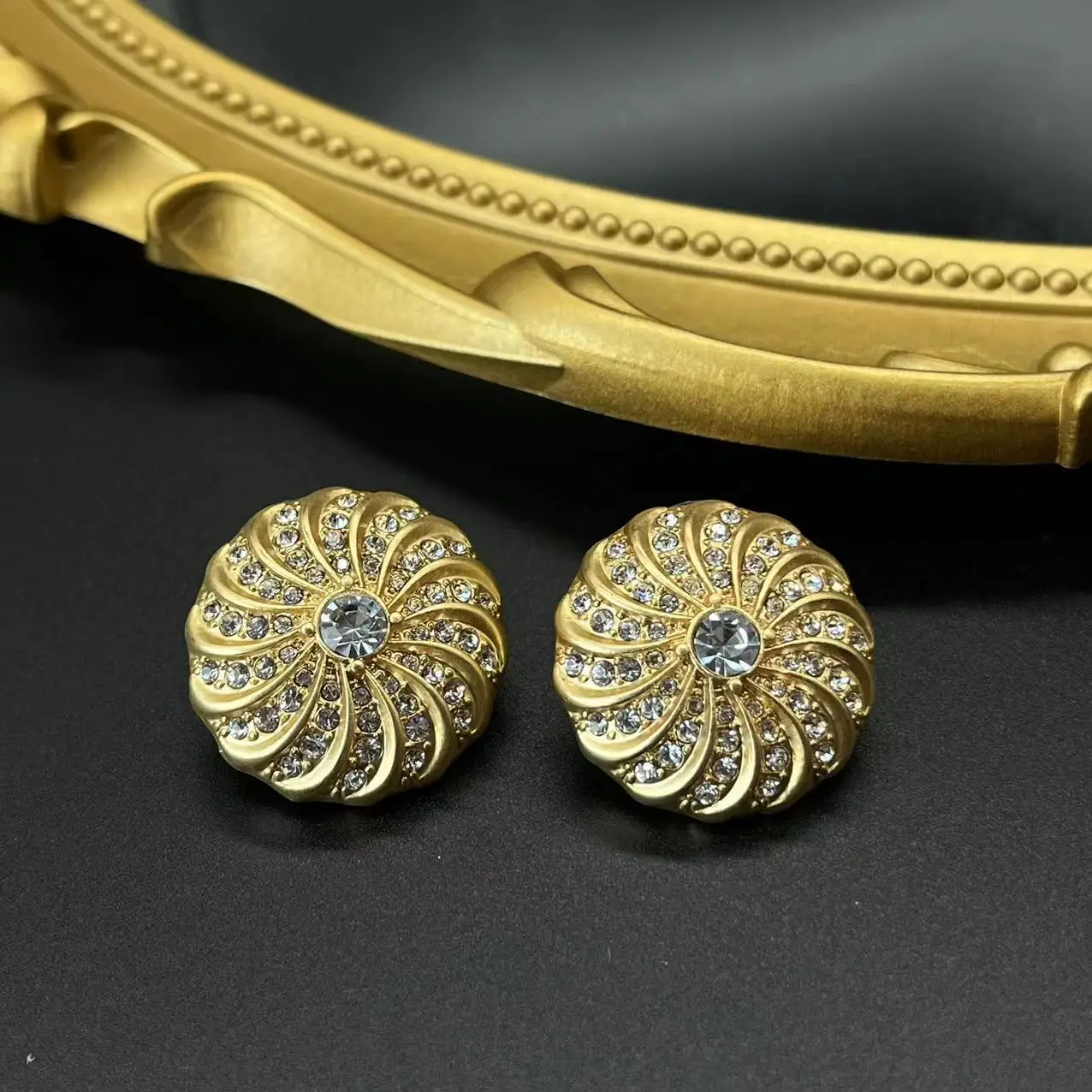 

Vintage in Europe and America transports small sun studded earrings