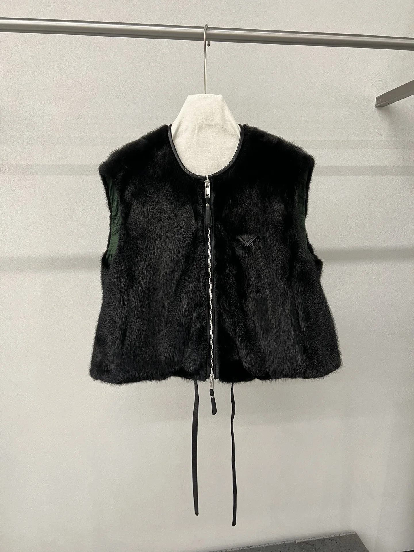 

Mink Fur Vest Women 2025 Winter New Round Neck Loose Versatile Sleeveless Waistcoat Vest Mink Silk Jacket Short Style