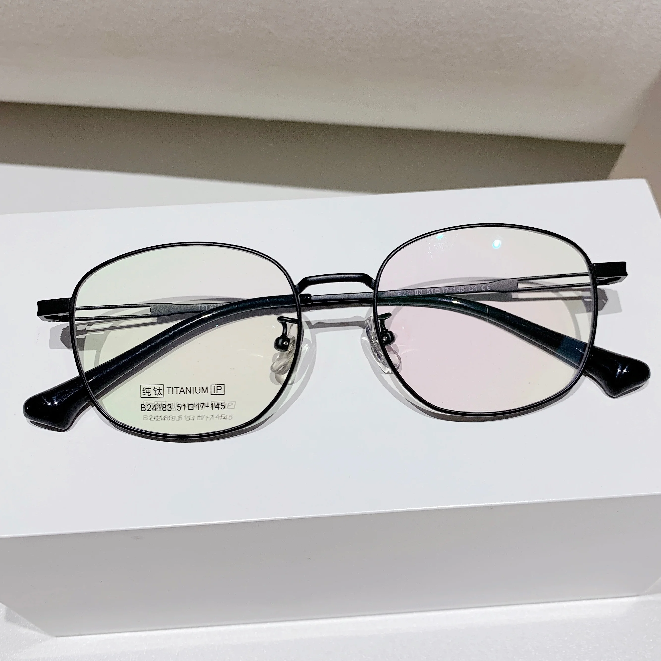 

1 комплект классической мужской оправы из титана, ретро-дизайна, подходит для повседневной носки, фотографии путешествий и бутиков подарков;