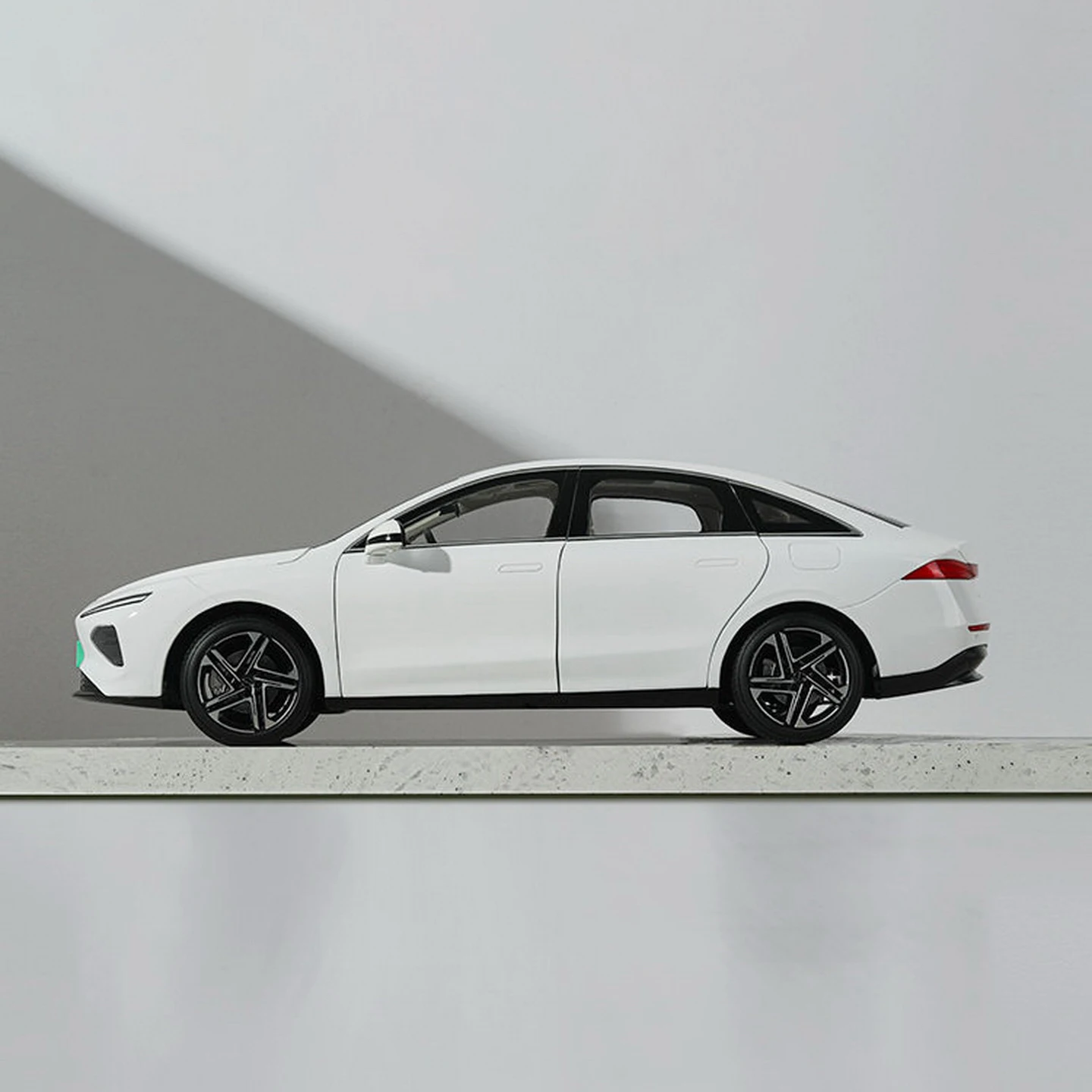D7 EV Micromodel,Roewe Die-Cast Metal Replica,MG 8 Alloy Car Model, D7 Display, Desktop Decoration,White,1: 16