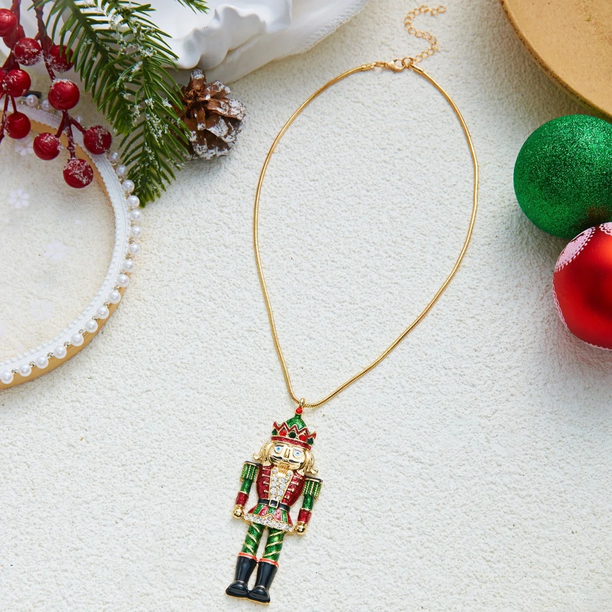 Weihnachtlicher Nussknacker-Soldaten-Anhänger, Halskette für Damen, Strass-Emaille-Charm, verstellbare Schlangenkette, Festtags-Schmuck – Detail 9
