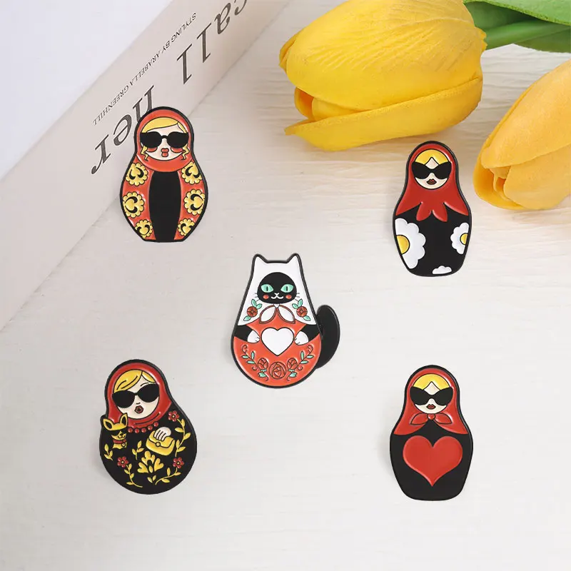 Russische Matroschka-Puppen-Emaille-Pins: Klassische russische Matroschka mit rotem Kopftuch, Sonnenbrille, Blumen- & Katzen-Brosche, Schmuck-Abzeichen – Detail 12