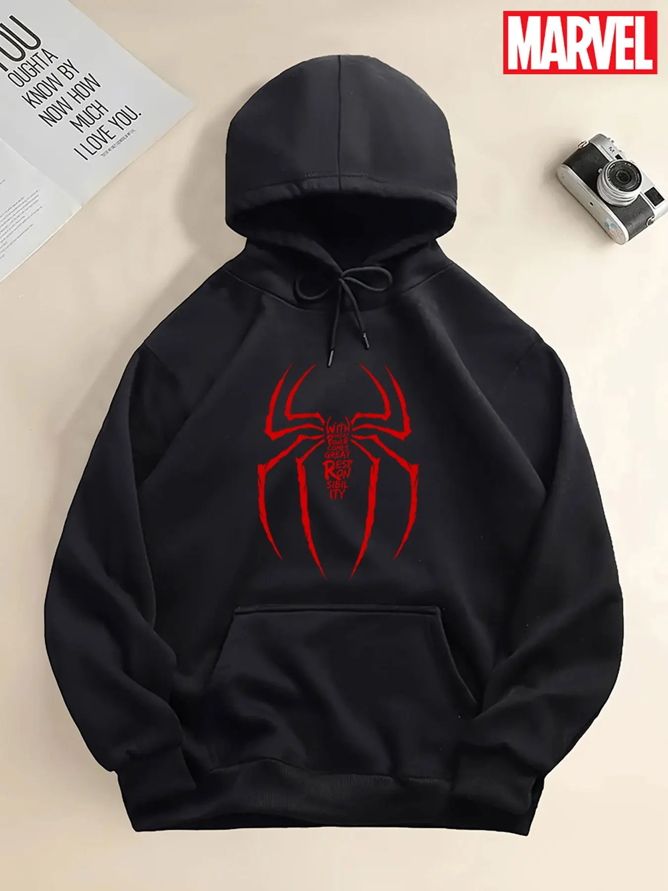 سويت شيرت بغطاء للرأس برسومات Spider-Verse للرجال - طباعة Spider-Web الرسمية وشعار Spider، تصميم البطل الخارق باللونين الأحمر والأسود، الكنغر