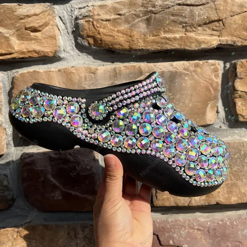 

Туфли из ЭВА на толстой подошве, инкрустированные бриллиантами.