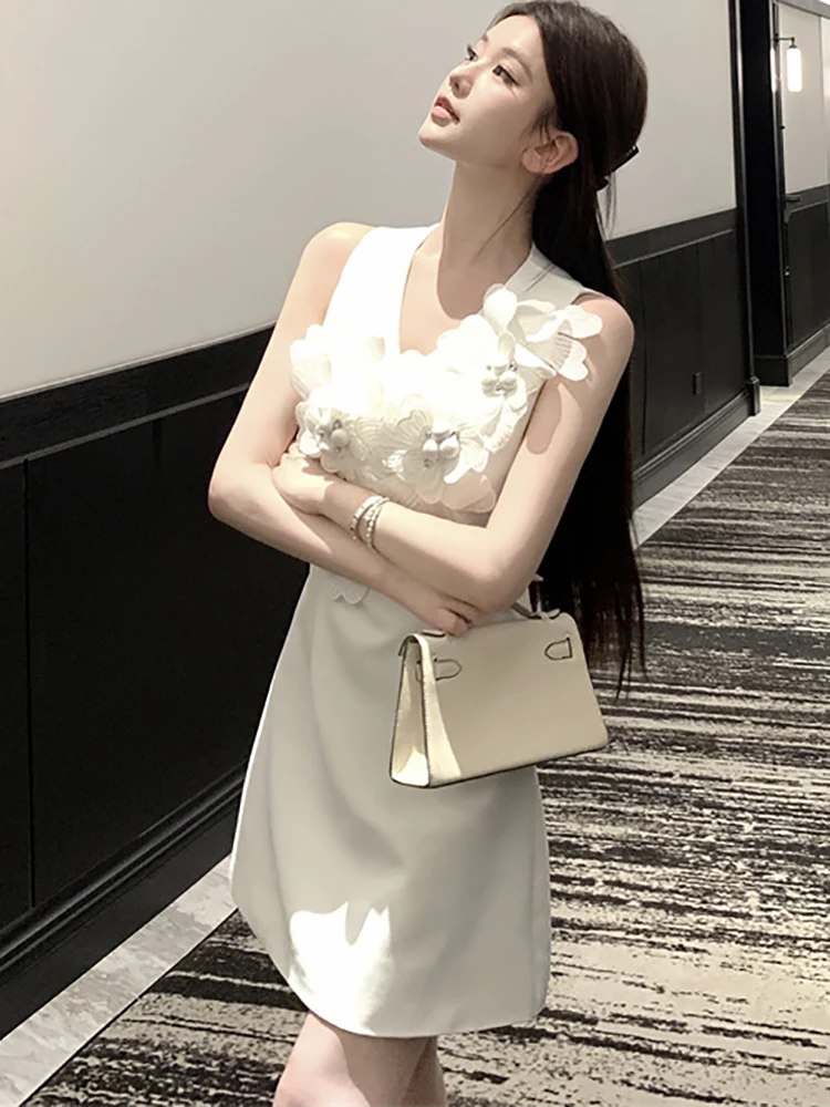 Biała Elegancka Sukienka Mini z Aplikacjami, Dekolt V, Letnia Moda Damska, Bez Rękawów, Codzienna Sukienka 2025 Koreańska Sukienka Bodycon na Imprezę