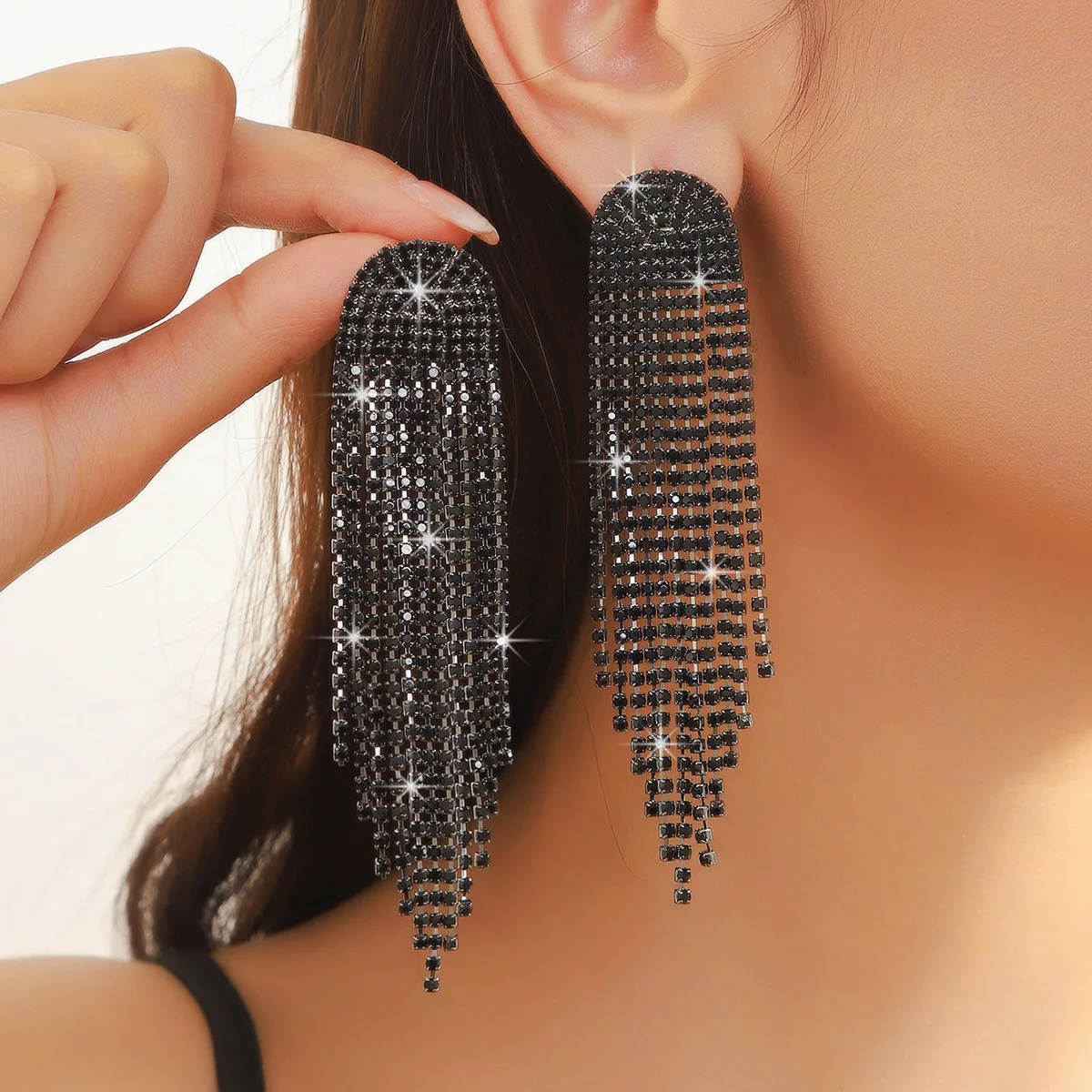 Pendientes largos de lujo con flecos negros y diamantes de imitación, diseño de nicho sencillo y a la moda, superventas en Europa y Estados Unidos.
