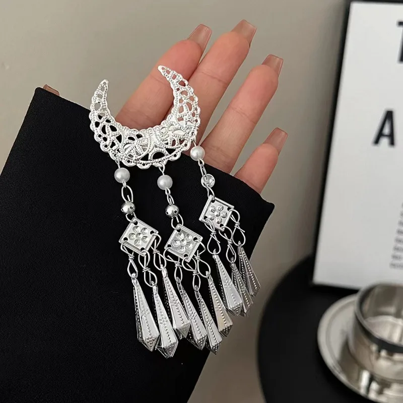 

1Pc Ethnic Style Silvery Crescent Tassel Hair Clip Duckbill Clip Hairpin Miao Ethnic Walking and Shaking Accessories F2141