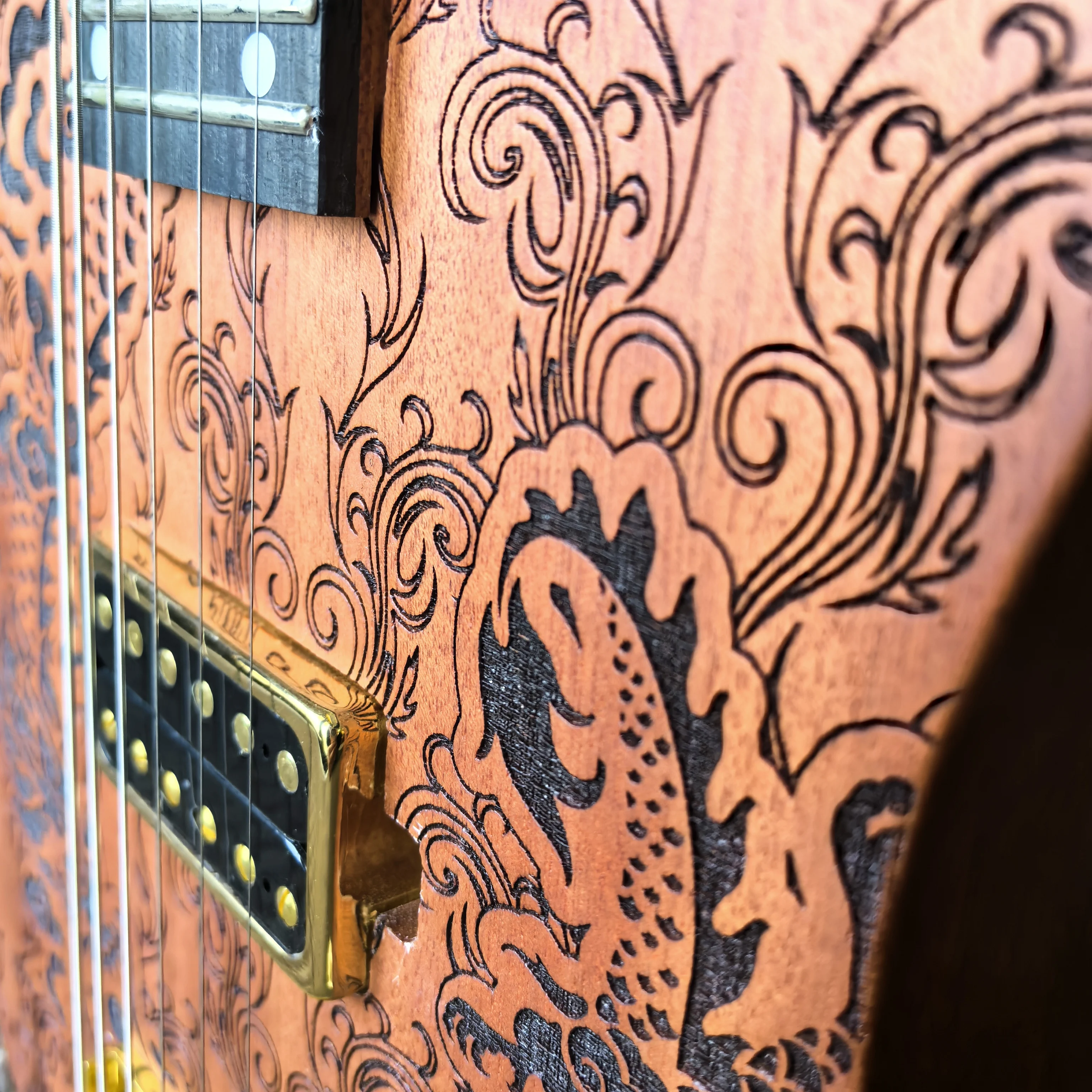 جيتار كهربائي مكون من 6 أوتار على الطراز العتيق بطول إجمالي 90 سم، ومسافة سلسلة 648 مم، وحقنات رأس مستديرة، وجسم من خشب الماهوجني، متوفر في المخزون.