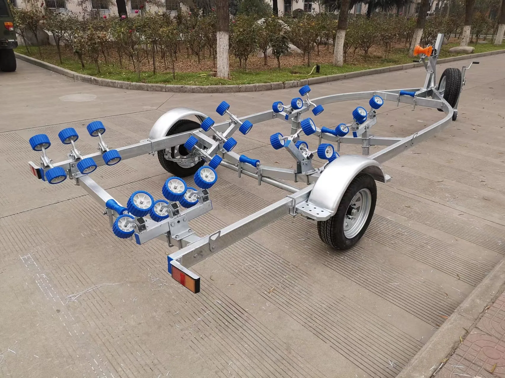 OMAI جديد عالي الأداء ثنائي المحور يمكن أن يحمل 2500 كجم مقطورات القوارب الصينية للقوارب النارية