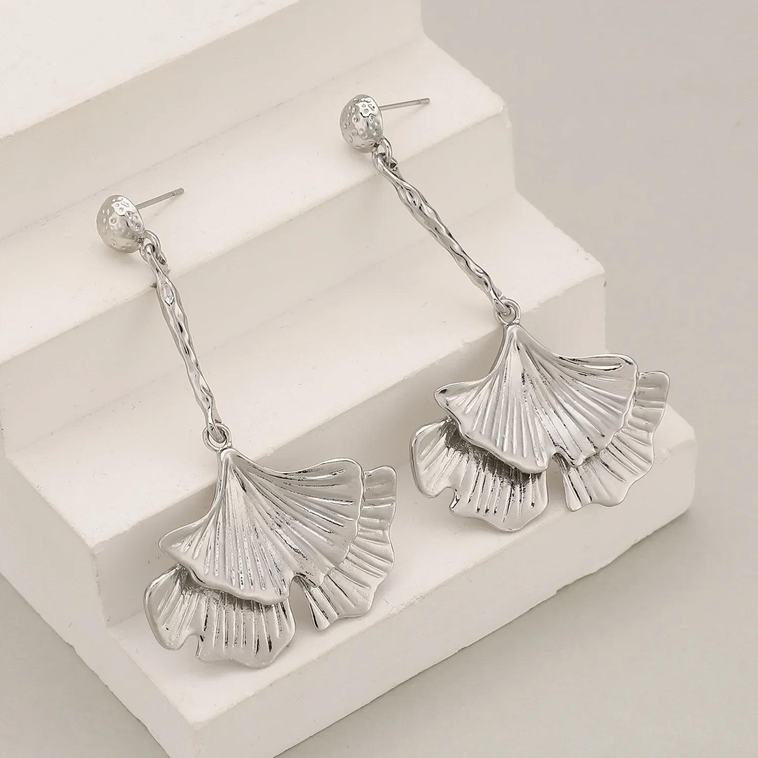 Minimalism Zinc Alloy Ginkgo Leaf Pendant Earrings for Women Vintage Charming Long Earrings High-end Party Jewelry Ornament