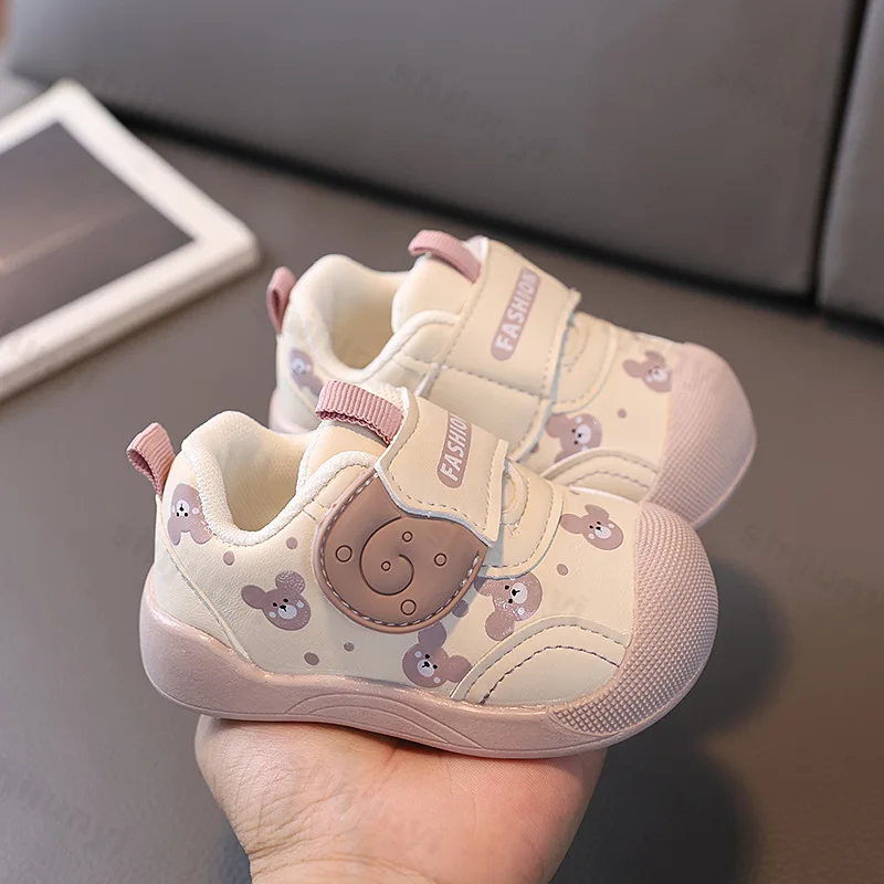 لينة سوليد الطفل المشي حذاء كاجوال 2025 ربيع جديد للأطفال تنفس أحذية رياضية مريحة موضة طباعة تصميم أحذية رياضية