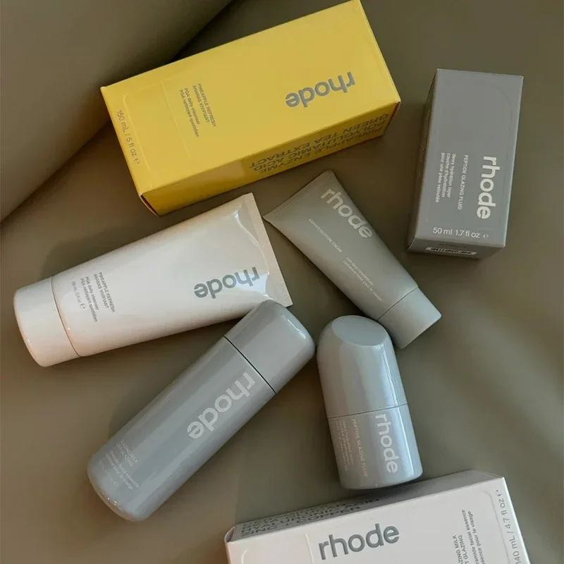 Wysokiej jakości, wielokolorowy błyszczyk do ust Rhode, o zapachu żelków, długotrwały, nawilżający i odżywczy, w miękkiej tubce.