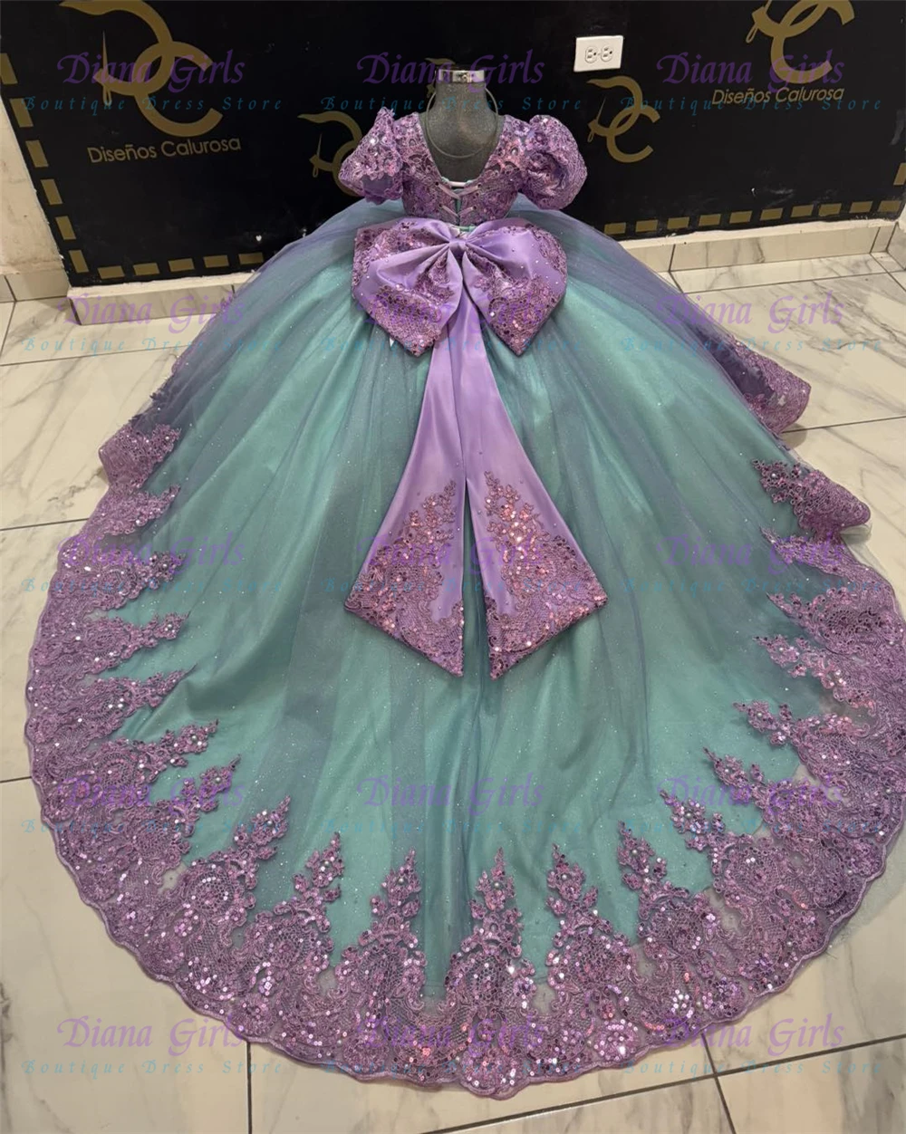 Gorgeous Flower Girl Dresses Quality Lace Applique Off Shoulder First Communion Dress with Bow Crystal Kids Ball Gown with Train