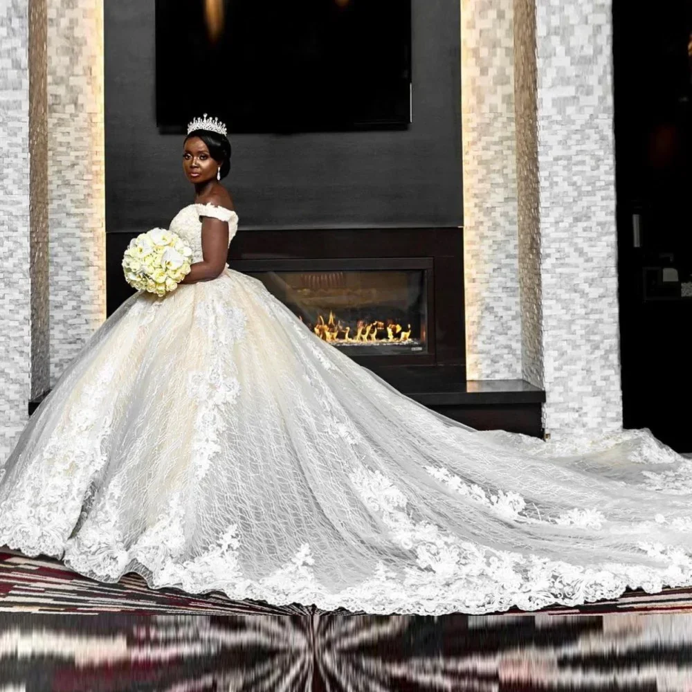 ชุดแต่งงานเจ้าสาวแบบสั่งทำพิเศษ ประดับลูกไม้หวานซึ้ง คอร์เซ็ทเปิดไหล่ ด้านหลังเป็นแบบ Robe De Mariée ไซส์พลัส