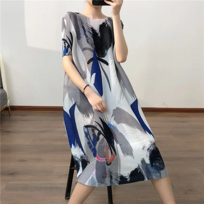 

Graffiti printed pleated dress for women 2023 summer fashion o neck short sleeve loose fitting slim mid length dress female tops