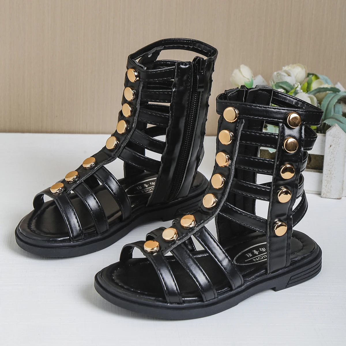 

Girls' Roman-style Metal Decorative Sandals 2026 Summer New Children's Korean Version of Hollow Fashion Girl High-top Sandals.