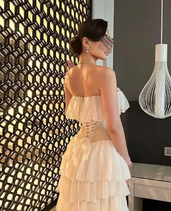 Di alta Qualità Personalizzato Lunghezza Del Pavimento A File Rughe Cinghia Posteriore Senza Maniche Robe Pour Mariage Invité Abiti De Fiesta Para Bodas