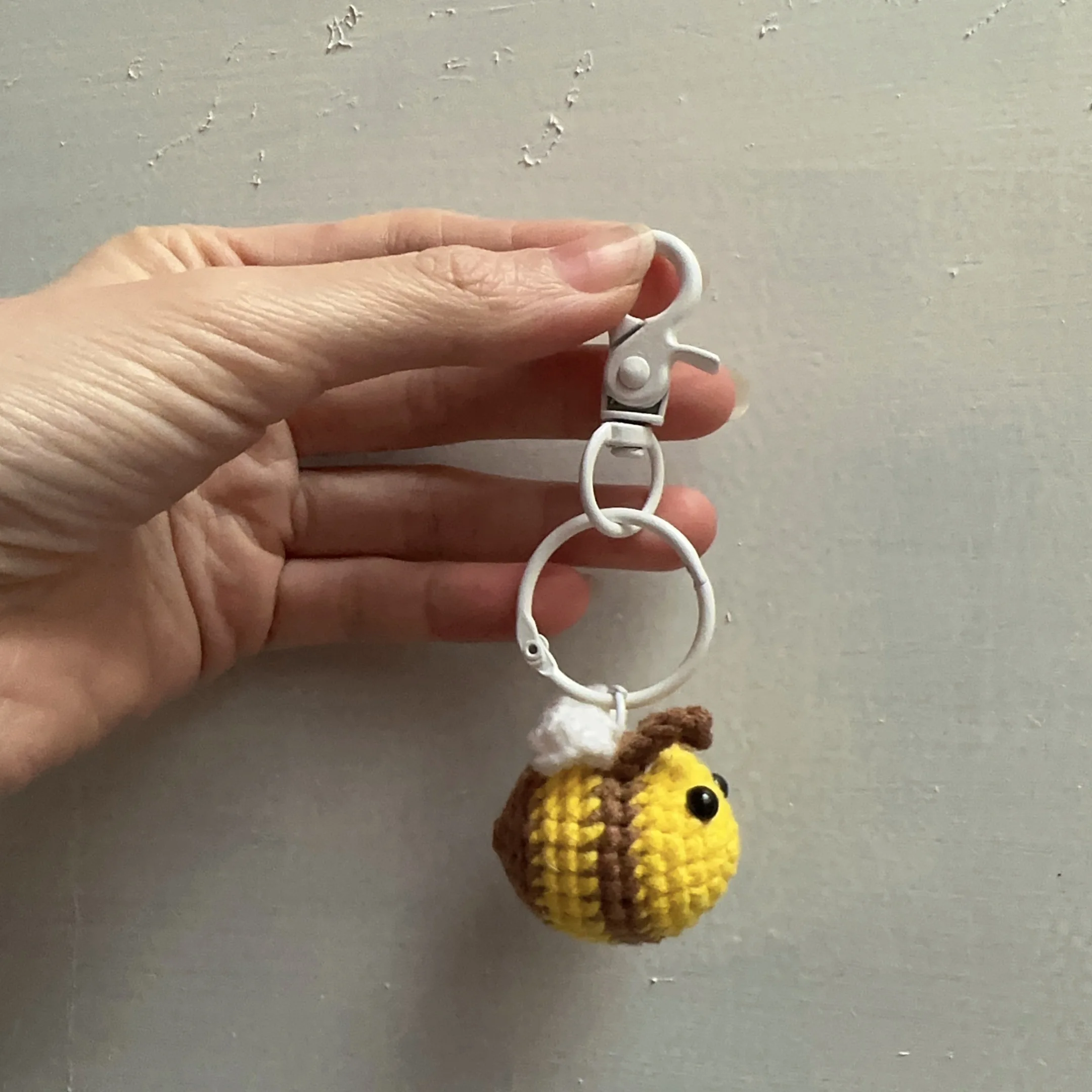 LLavero de Animal de punto hecho a mano para mujer y niña, Mini colgantes de abejas de ganchillo, llavero de coche, llavero de bolso, regalos de dijes