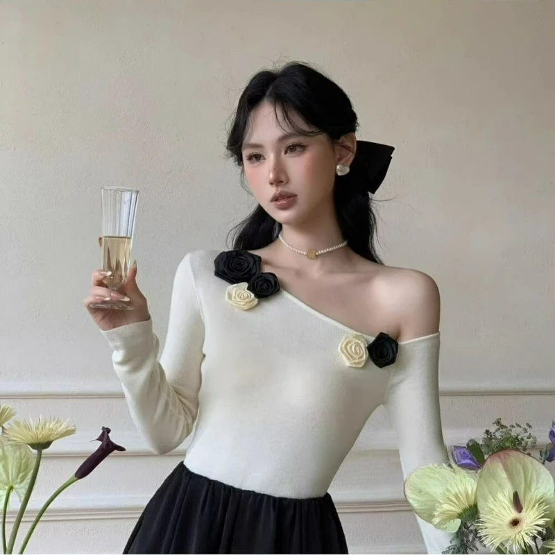 2026年秋の女性向けニッチなオフショルダーニットベースレイヤーは、ユニークでセクシーなオフショルダー・ワンショルダートップと組み合わせられます。