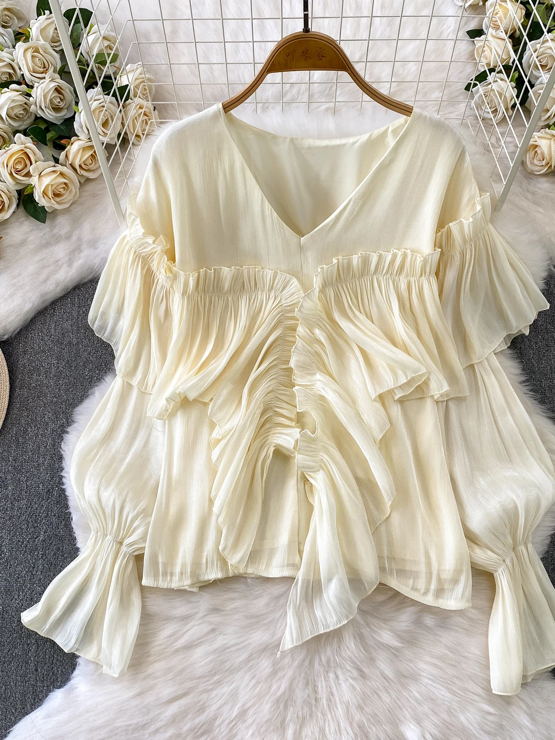 

Elegant V-Neck Fairy-Like Shirt Women's Summer High-End Flowing Lace Trim Gentle Style Versatile Age-Defying Soft Top