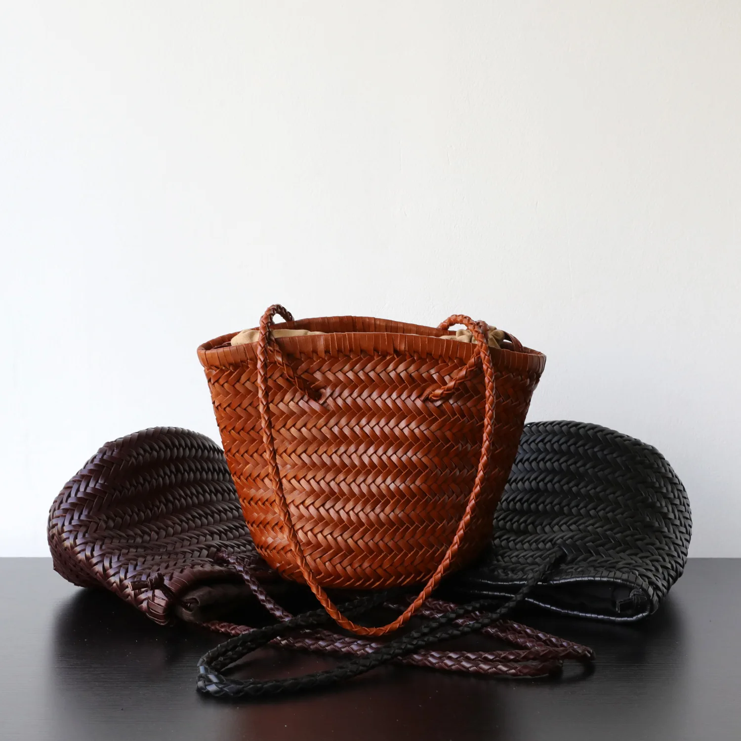 

Small niche luxury French retro cowhide hand woven vegetable basket bag, genuine leather armpit bucket bag, women's bag