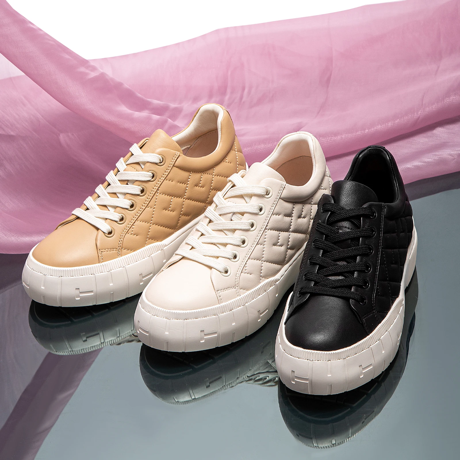 Women's Casual Board Shoes Featured design of the shoe injects fashionable vitality into the daily travelling students  children