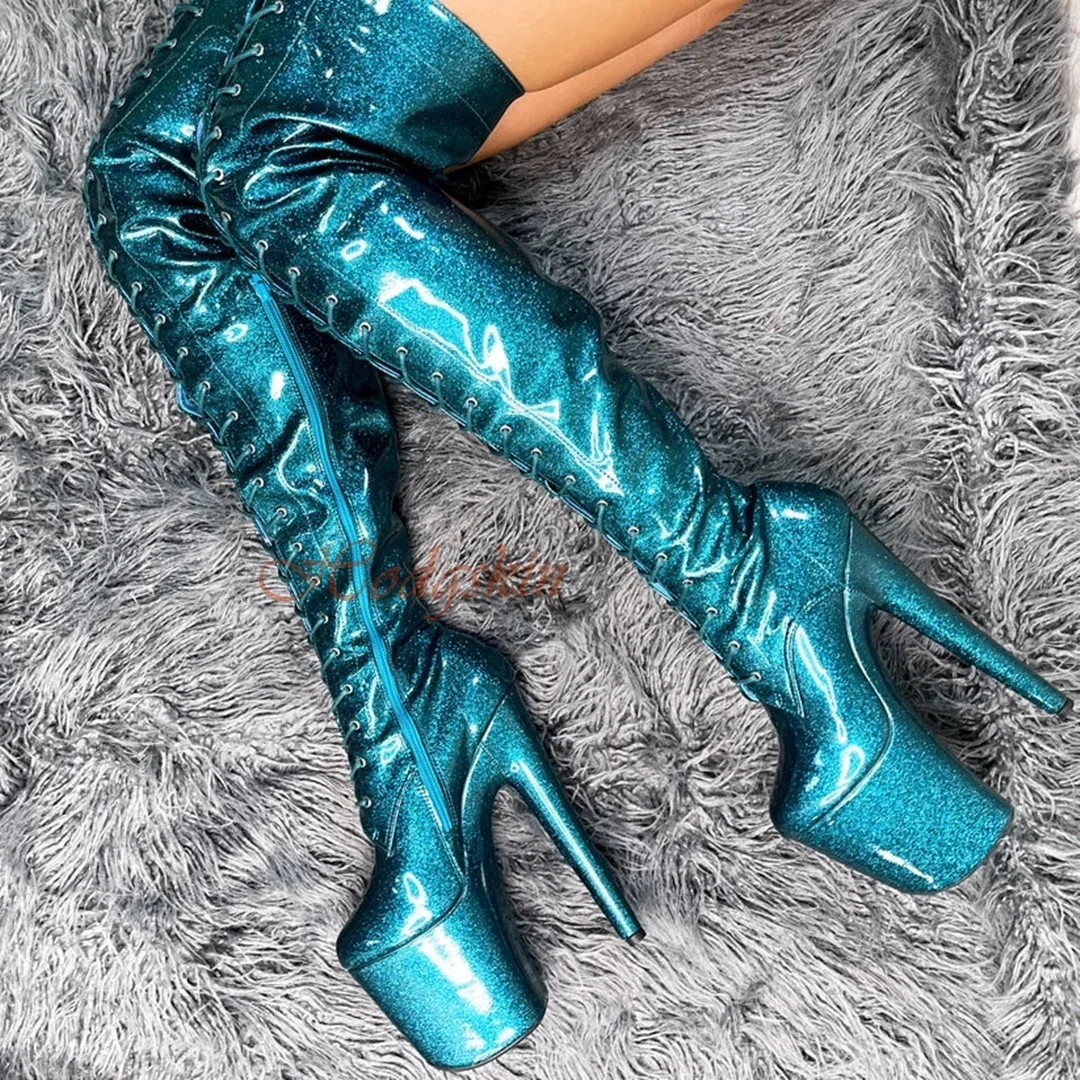 

Женские сапоги выше колена на очень высоком каблуке и платформе