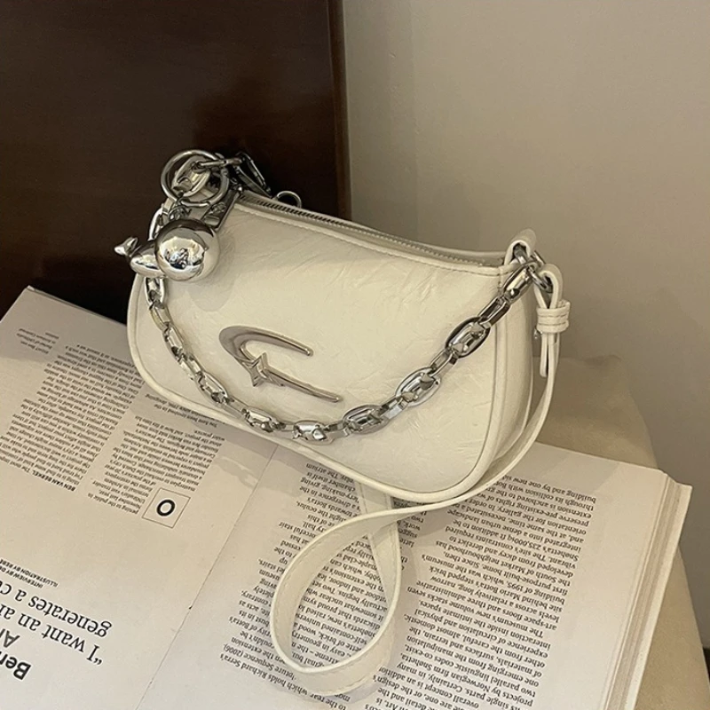 Schicke Strukturierte Casual Tragetasche mit Silberkettendetail Unterarmtasche Abnehmbarer Anhänger Trendige Mini-Schultertasche für Frauen Alltag – Detail 5