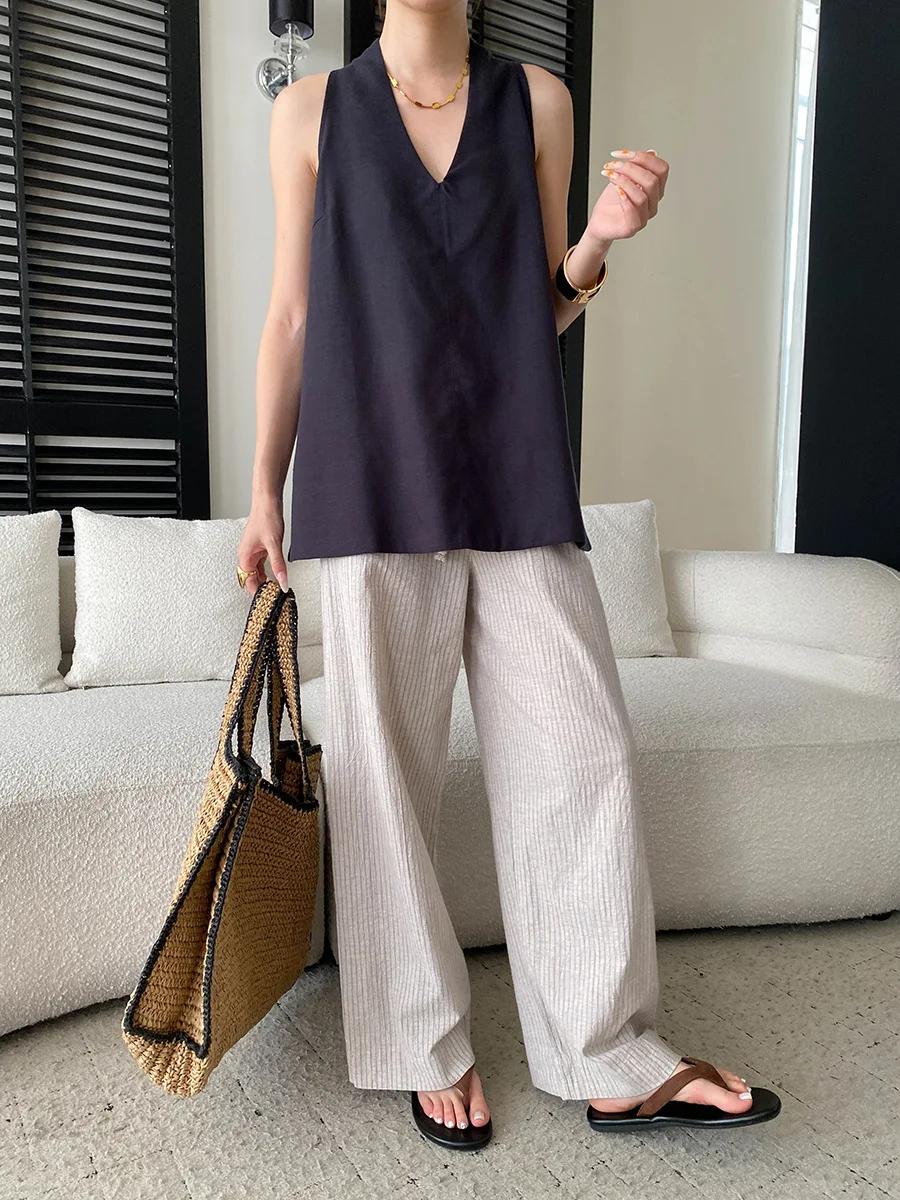 Sommerliche Damen-Weste in unifarbenem Design mit V-Ausschnitt und lockerem Schnitt ohne Ärmel. – Detail 10