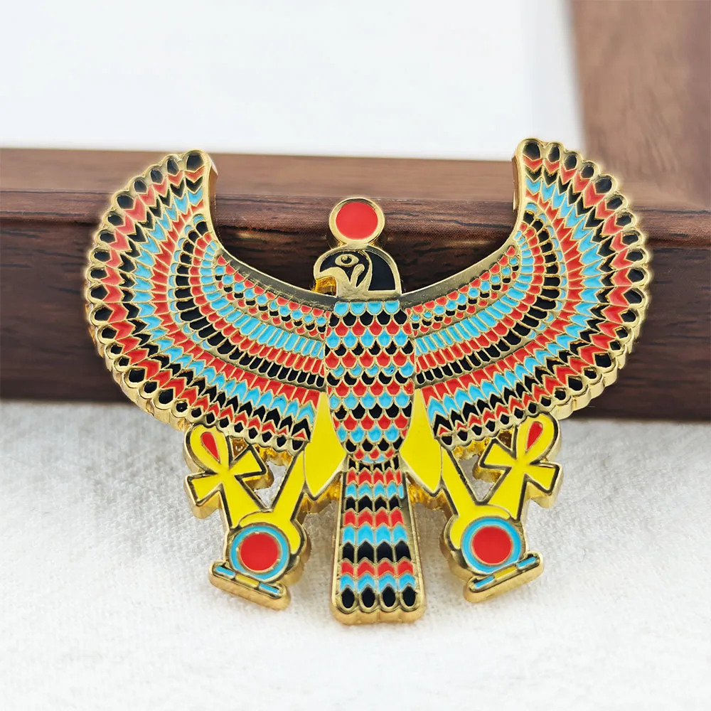 Ägyptischer Horus-Falken-Emaille-Pin, geflügelter Adler-Brosche, Ankh-Kreuz, Sonnenscheiben-Abzeichen, antike ägyptische Mythologie, Schmuck, Taschenanhänger, Geschenk