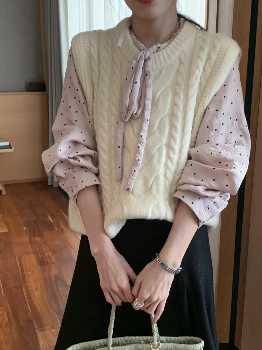 

JLGL Gentle Personality Twist Knitted Short Sleeveless Vest Knitwear round Neck Sweater Top in 4 Colors for Women