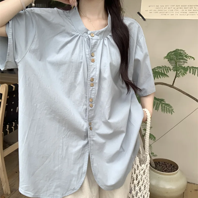 

Модная женская одежда больших размеров на лето 2026: элегантная рубашка с круглым вырезом, на пуговицах, с коротким рукавом