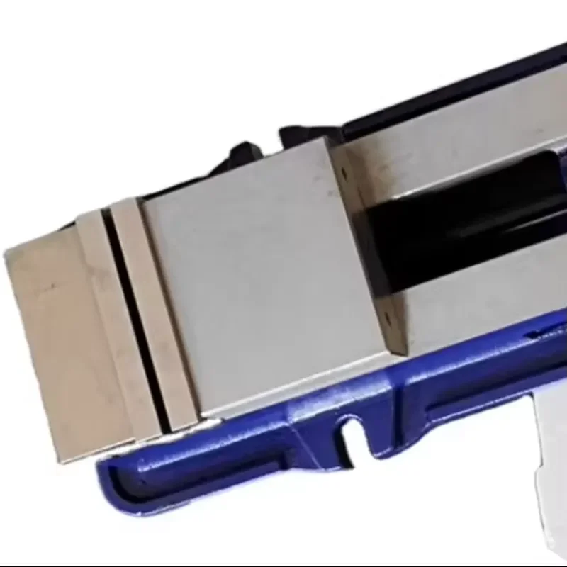 Heavy Manual Bench Vise with Universal Design Base Easy to Operate Features Heavy Gear Bearing Core New Condition