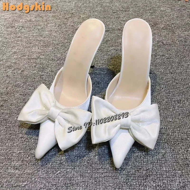 Pantofole sexy con fiocco leopardato Sandali con tacco alto poco profondi in raso di seta con punta a punta 2025 Nuove donne estive all'aperto Scarpe a spillo
