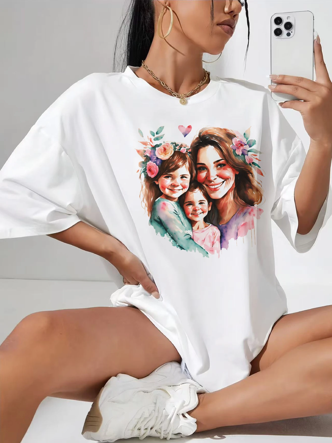 

Белая футболка для беременных с круглым вырезом для мамы и дочки в семье с боковыми рюшами для комфорта полной беременности и осеннего стиля
