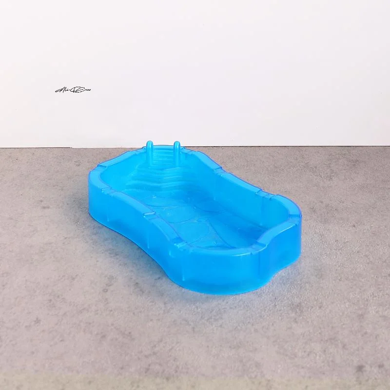 โมเดลสระว่ายน้ำสีฟ้าขนาดเล็ก 1 ชิ้น สำหรับบ้านตุ๊กตา ของเล่นเด็ก อุปกรณ์เสริมฉากสระว่ายน้ำ ของตกแต่งบ้านตุ๊กตา